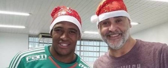 De barba, ex-goleiro Marcos posa com atual goleiro do Palmeiras