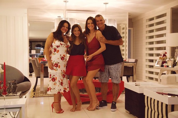 Bruna Marquezine posa com a família durante ceia de Natal