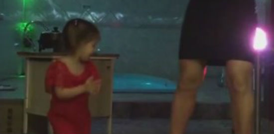 Filha de Mirella Santos e Ceará rouba a cena em festa de Natal