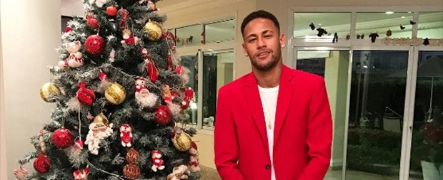 Neymar posa com look de natal e recebe críticas de seguidores