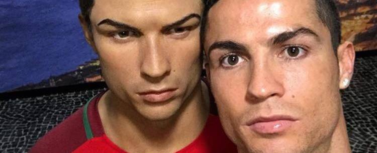 Pose de Cristiano Ronaldo com boneco de cera vira meme na internet