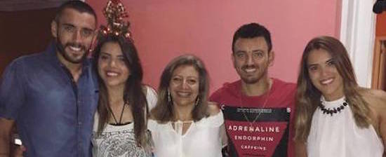 Sorridente, Alan Ruschel posa para fotos e curte Natal com família