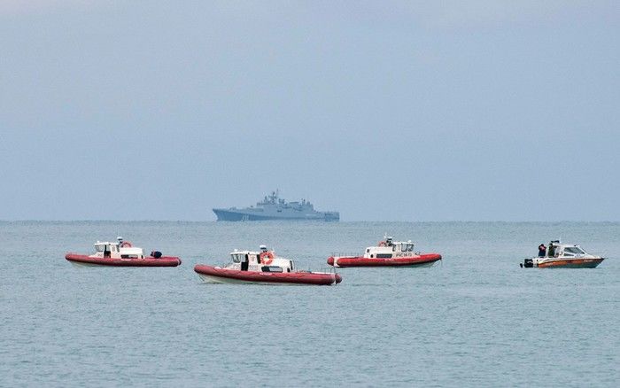 Navios de resgate da Rússia patrulham a costa do Mar Negro de Sochi a procura de detritos do avião militar russo