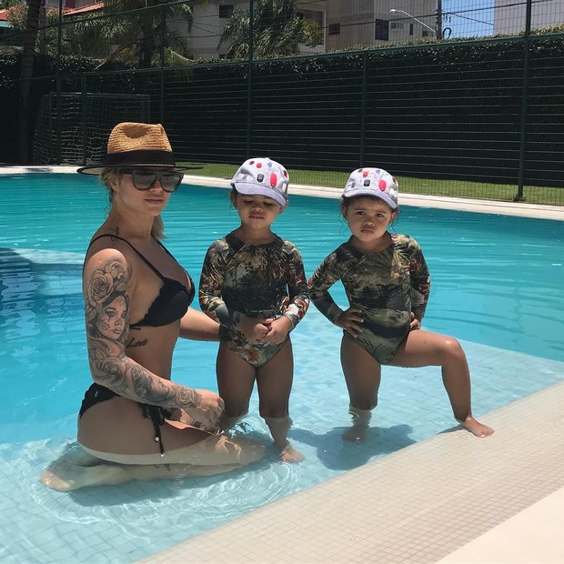 Dani Souza com as filhas