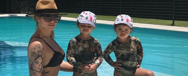 Dani Souza posta foto com as filhas gêmeas em dia de Piscina