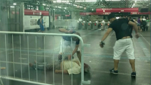 Momento em que o ambulante Luiz Carlos Ruas