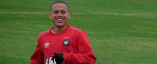 Flamengo fica mais perto de levar Marcos Guilherme do Atlético-PR