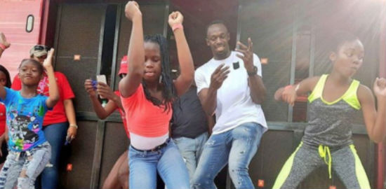 Usain Bolt distribui presentes para crianças em sua cidade Natal