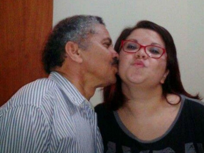 Vítima ao lado da filha (Crédito: Reprodução)