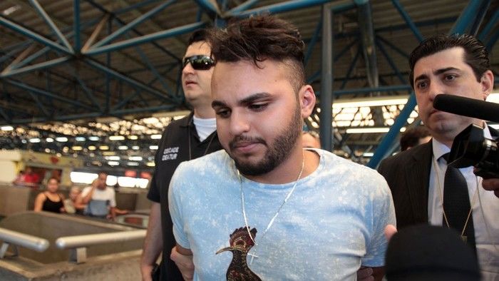 Agressor é levado para reconhecimento em delegacia do Metrô (Crédito: G1)