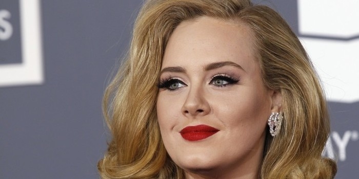 Adele é a artista que mais vendeu discos durante o ano de 2016