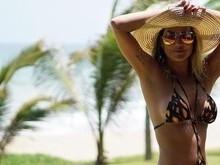 Ao lado da filha e do marido, Deborah Secco exibe um corpão
