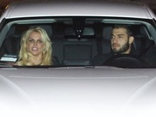 Novo namorado carrega bolsinha de Britney Spears durante um jantar