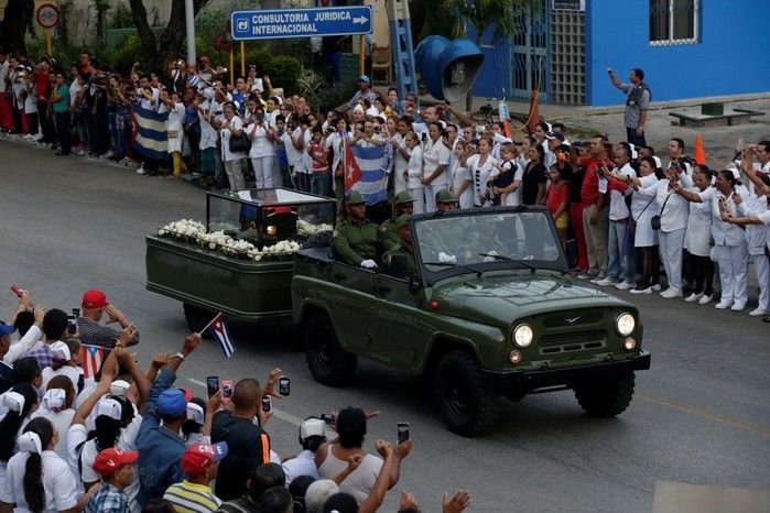As cinzas de Fidel Castro são levadas por caravana pelas ruas de Bayamo (Crédito: Reuters)