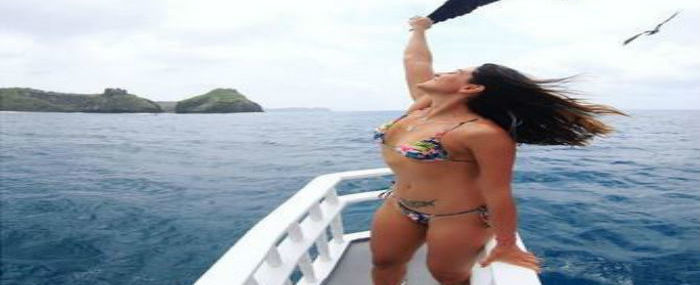 Carol Castro exibe corpão em forma ao posar em Noronha