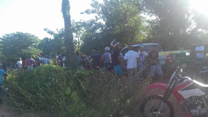 Aglomeração depopulares no local onde o corpo foi encontrado (Crédito: Correnteenoticia)