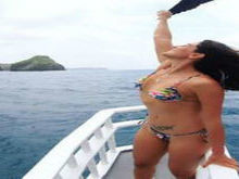 Carol Castro exibe corpão em forma ao posar em Noronha