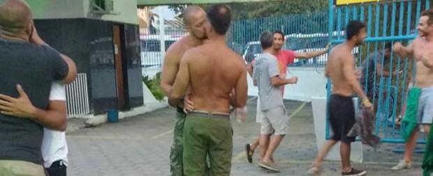 Leonardo Vieira é flagrado aos beijos com homem no Rio