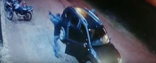 Duas pessoas são mortas e 3 ficam feridas em frente a casa noturna