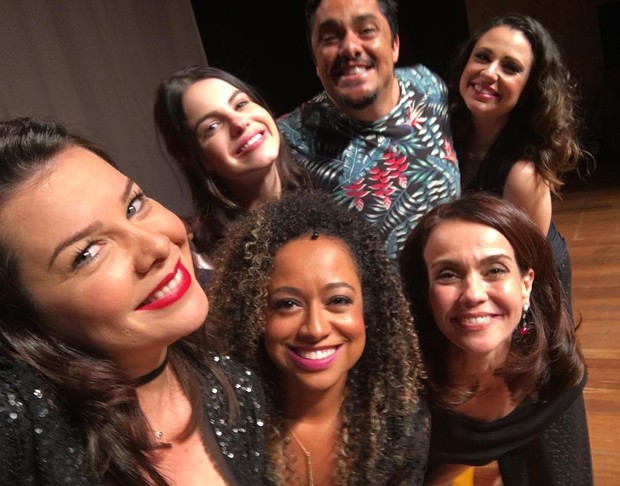 Elenco de Chiquititas se reencontram em peça de Fernanda Souza