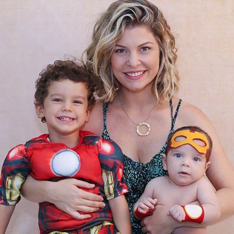 Bárbara ao lado dos filhos