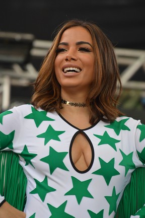 Anitta usa figurino decotado em show em Brasília