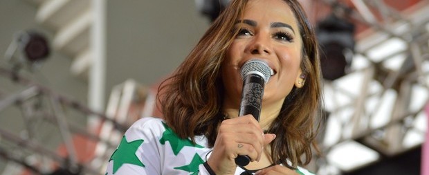 Anitta usa figurino decotado em show em Brasília