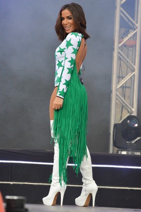 Anitta usa figurino decotado em show em Brasília