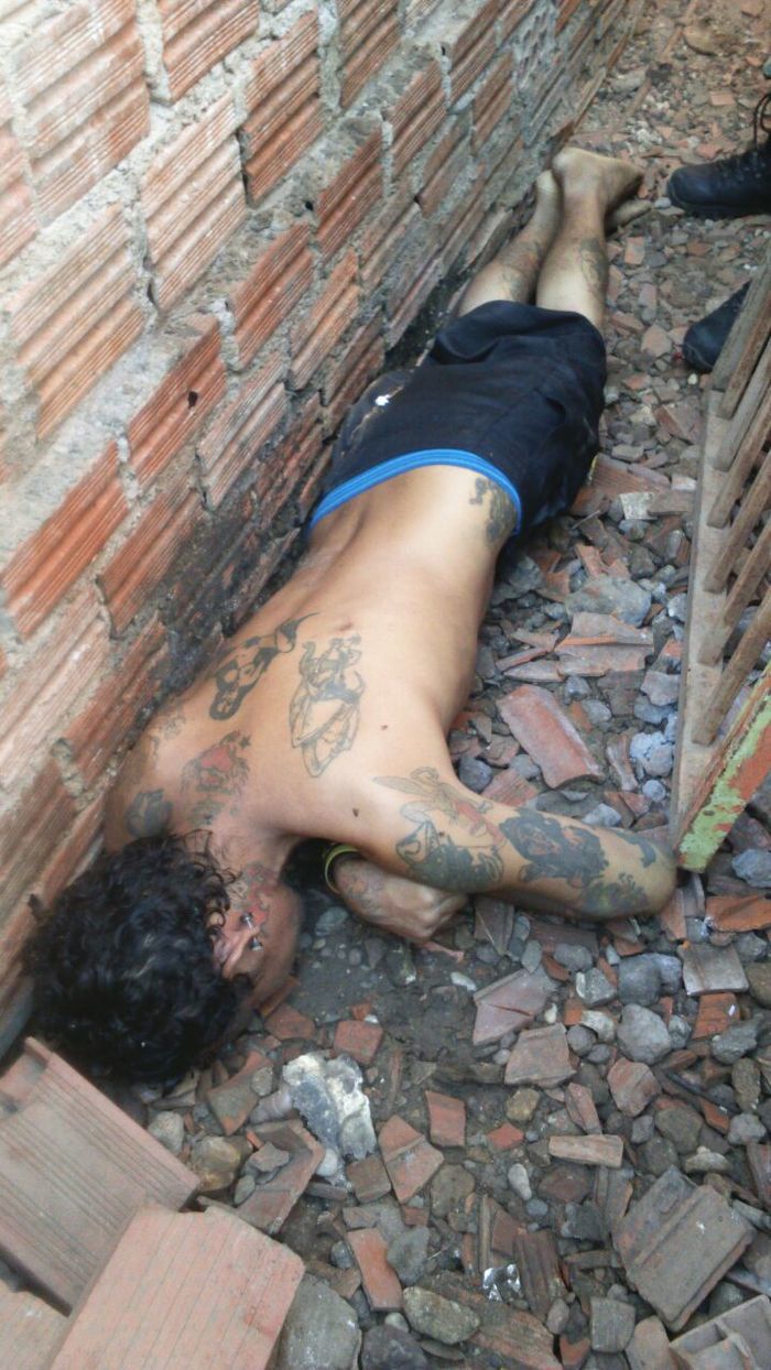 Corpo da vítima foi encontrado por vizinhos (Crédito: Reprodução)