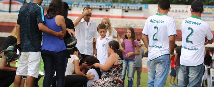 Mãe e viúva do lateral Gimenez brigam durante velório do jogador