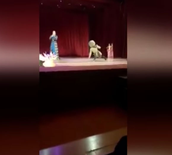 Homem morreu no palco (Crédito: Reprodução)