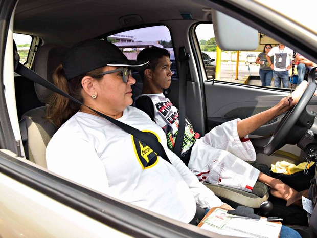 Motorista sem braços faz prova de direção e tenta CNH em Manaus Jovem passou pela prova de baliza e percurso em carro adaptado. Resultado deve ser divulgado nesta terça-feira (6). Do G1 AM FACEBOOK Leonardo de Souza passou pelo teste de baliza e percurso (Foto: Valdo Leão / Secom) Leonardo de Souza passou pelo teste de baliza e percurso (Foto: Valdo Leão / Secom) O jovem Leonardo de Souza, de 18 anos, foi o primeiro motorista sem os dois braços a fazer exame para adquirir a Carteira Nacional de Habilitação (CNH) Especial no Amazonas. A informação foi divulgada pelo Departamento Estadual de Trânsito do Amazonas (Detran-AM) nesta segunda-feira (5), que deve divulgar o resultado da prova nesta terça (06). saiba mais Detran passa a fiscalizar avenidas de Manaus com radar móvel Segundo o Detran, Leonardo realizou o teste de direção para CNH categoria B no sábado (3). O exame ocorreu no bairro Santa Etelvina, Zona Norte de Manaus. Usando apenas os pés, o motorista fez um teste similar ao realizado com as pessoas sem deficiência. Ele passou pela prova de baliza e percurso. Leonardo de Souza encarou o desafio de tirar carteira de habilitação categoria B (Foto: Valdo Leão / Secom) Leonardo de Souza encarou o desafio de tirar carteira de habilitação categoria B (Crédito: Reproduçao)