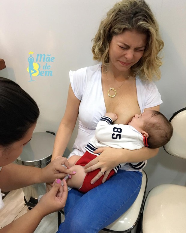 Bárbara Borges com o filho Theo durante vacina
