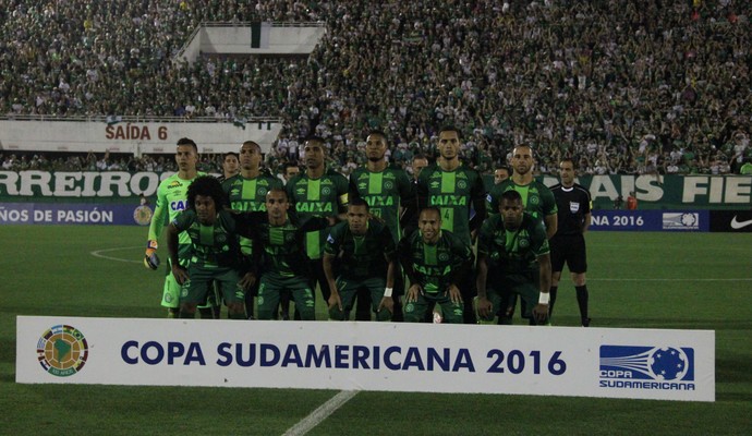 Time da Chapecoense em foto oficial (Crédito: Divulgação)