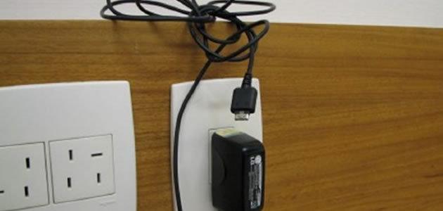 Existe algum problema em deixar o carregador na tomada?