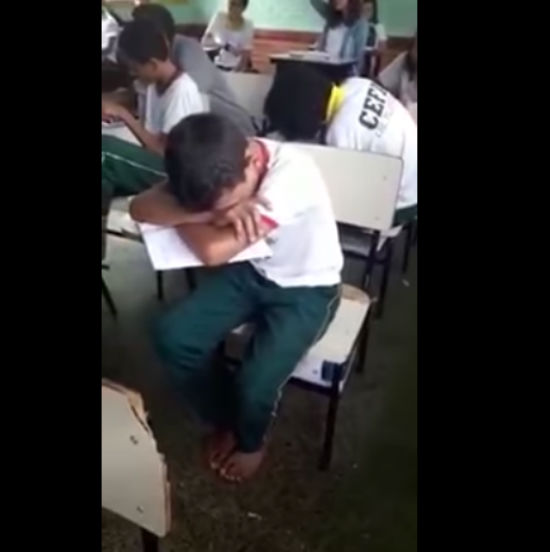 Conselheiros tutelares encontraram o menino ainda descalço, na sala de aula e chorando (Crédito: Reprodução)