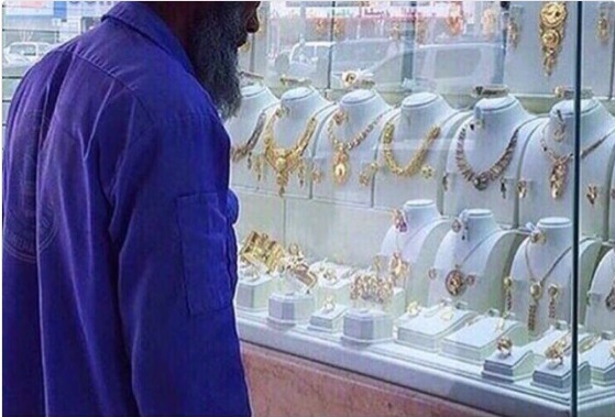 Gari ganha joia após ser ridicularizado na web por admirar vitrine