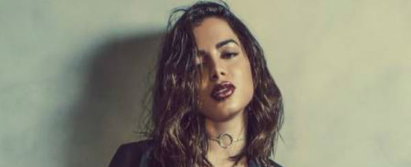 Anitta fecha o ano com ensaio hot em que mostra o melhor da moda
