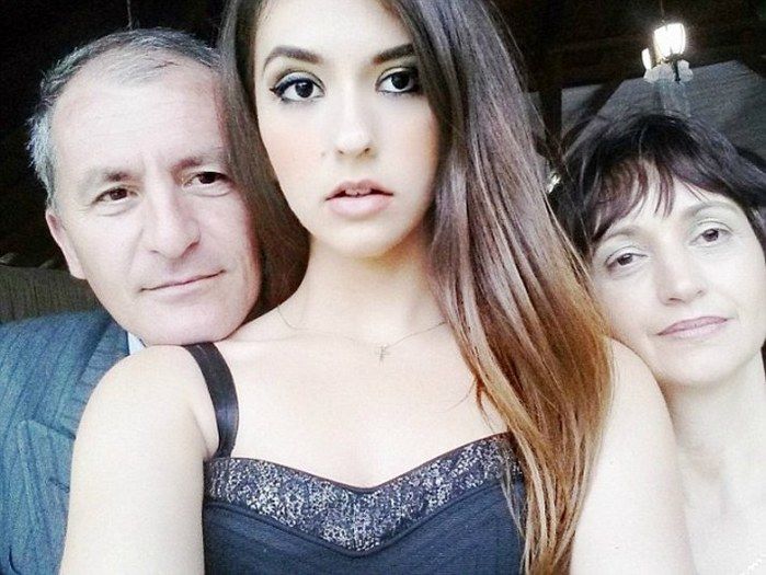 A jovem Alexandra com os pais