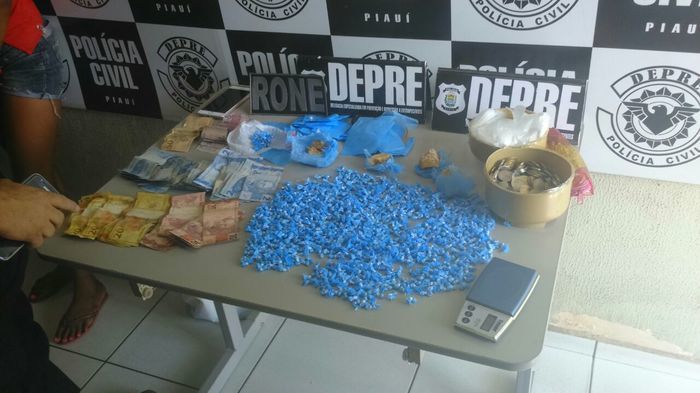 Droga e dinhei9ro encontrados com riana Castro Souza e Verônica (Crédito: Divulgação)