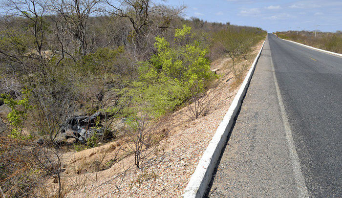 Picape Strada ficou em penhasco (Crédito: Cidades na Net)