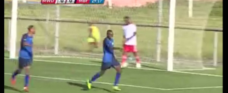 Jogador sofre ataque cardíaco e morre após marcar um gol; vídeo
