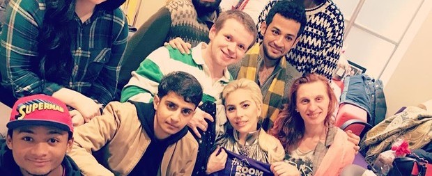 Lady Gaga se encontra jovens gays abandonados por suas famílias