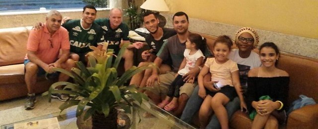 Pai de Neto posta foto e fala sobre o estado de saúde do zagueiro