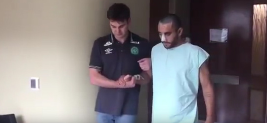 Vídeo mostra Alan Ruschel andando no hospital após acidente