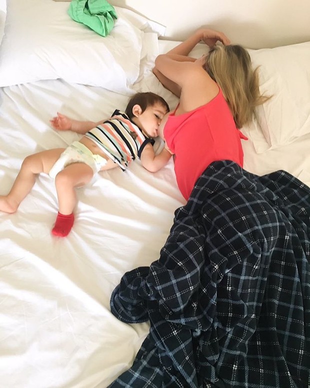 Rodrigão posta foto e mostra Adriana amamentando o filho (Crédito: reprodução)
