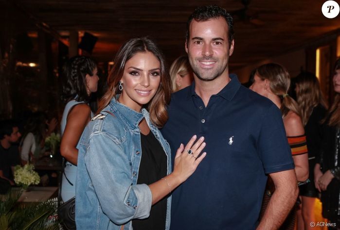 Namorado Carol Celico, Eduardo Scarpa posa com camisa de Kaká