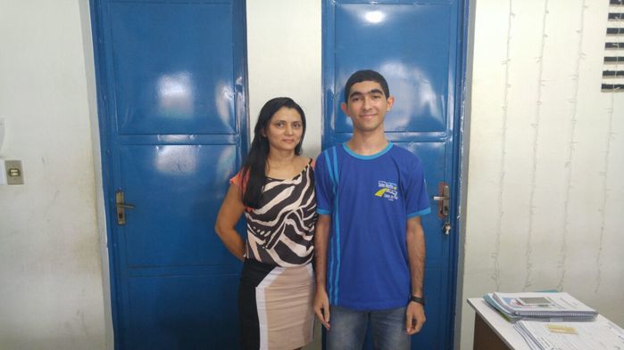 Dupla que conquistou o primeiro lugar no concurso de redeçãoÂngela Maria (professora) e Manoel Pereira (aluno) (Crédito: Reprodução)
