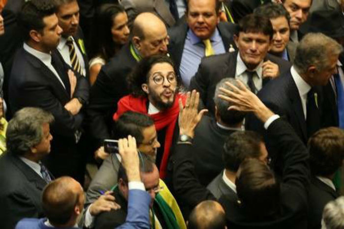 Vídeo divulgado por Bolsonaro sobre Jean Wyllys é falso