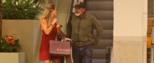 Paolla Oliveira passeia em shopping acompanhada do namorado